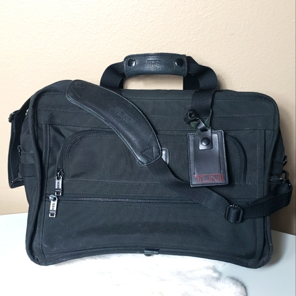 Tumi 225d3 Black Carry-On Travel Overnight Bag Case With Shoulder Strap-17x13x8"